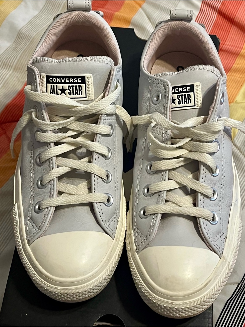 Converse low top Madison
Barely Grey/ Egret/ Flushed Stone
Bow detail on back